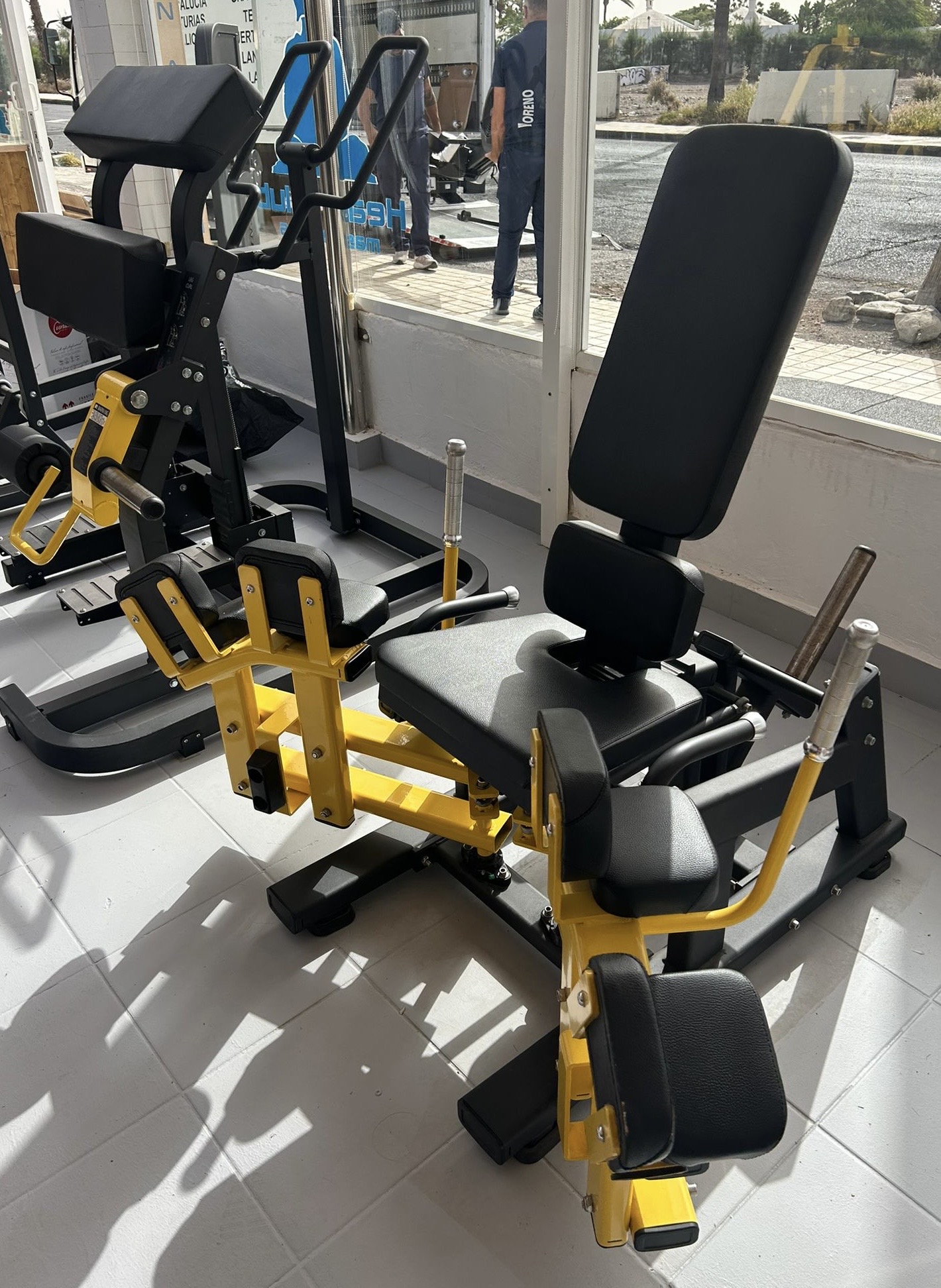 Leg extension machine